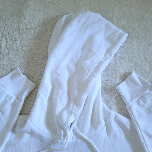 ✨️HP✨️ Levi's Cropped Smiling😊 Strawberry🍓 Hoodie - NWT - Picture 4 of 16